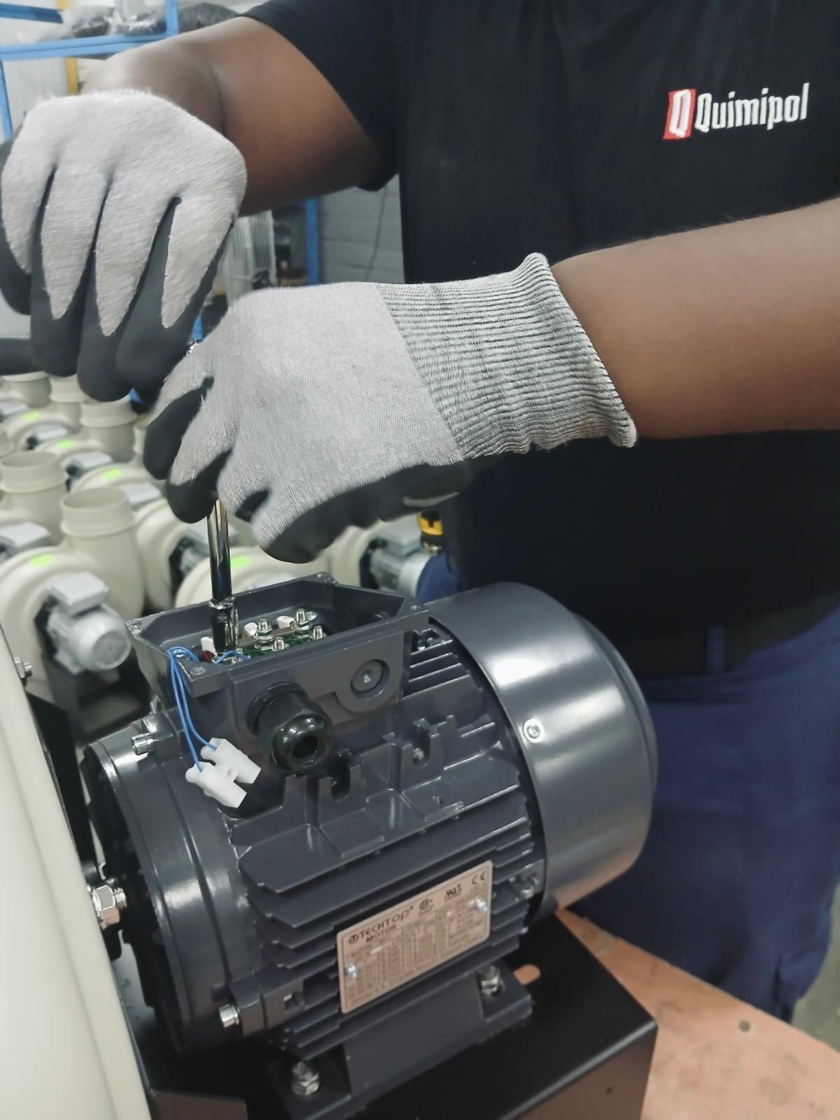 Técnico realizando una inspección detallada en un ventilador centrífugo para asegurar su funcionamiento eficiente.